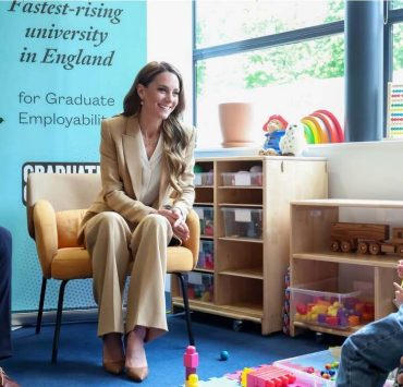 Kate Middleton im beigefarbenen Hosenanzug bei Gesch&auml;ftstermin in London