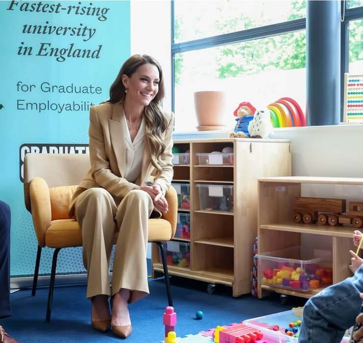 Kate Middleton im beigefarbenen Hosenanzug bei Gesch&auml;ftstermin in London