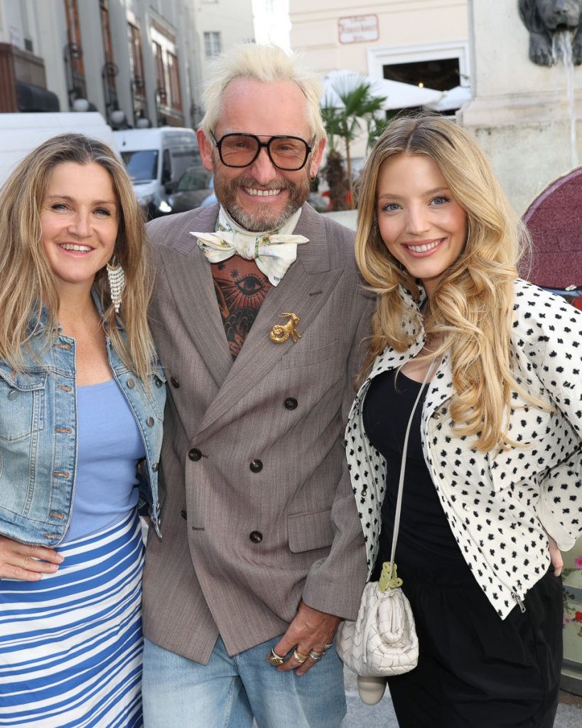 Martina Kaiser, Chiara Pisati und weitere G&auml;ste bei der Pr&auml;sentation von Franz Josef Bauer