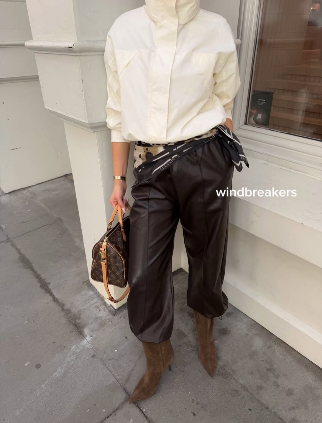 Sommertrends von Dragana Stankovic: Windbreaker, Caprihosen und die Farbe Rot