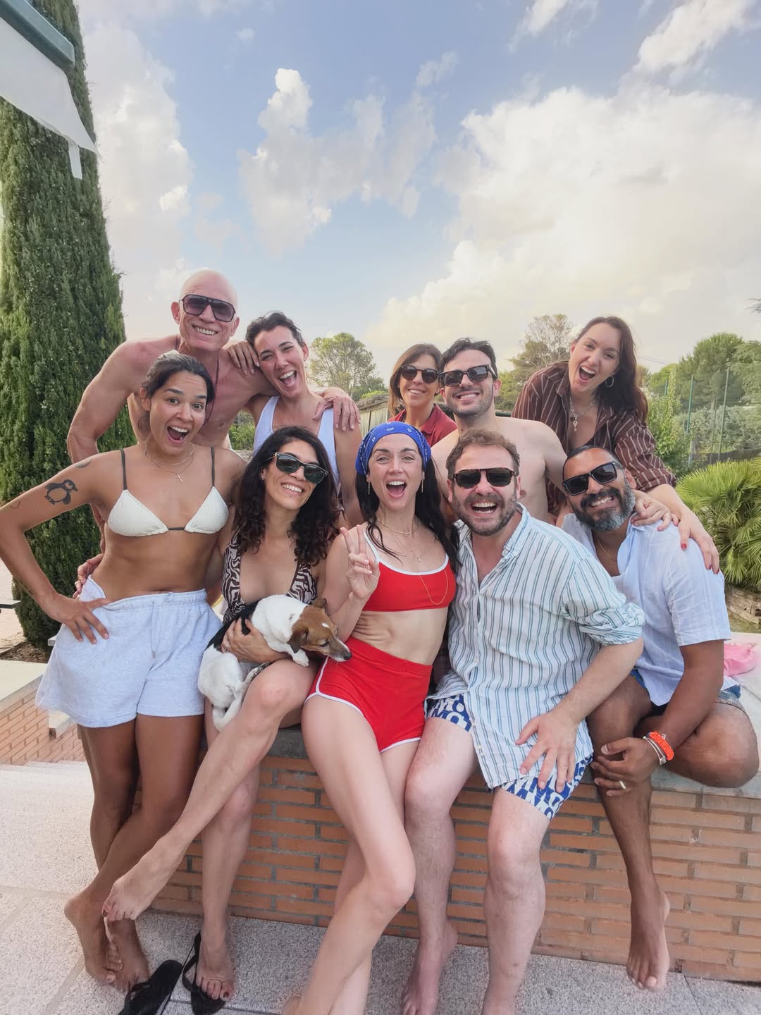 Ana de Armas zeigt, wie sie den Sommer mit Freunden verbringt
