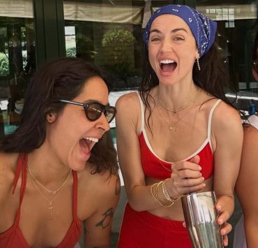 Ana de Armas zeigt, wie sie den Sommer mit Freunden verbringt