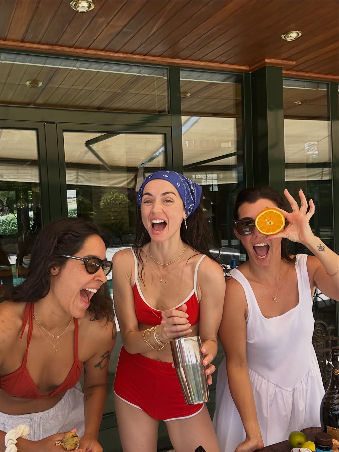 Ana de Armas zeigt, wie sie den Sommer mit Freunden verbringt
