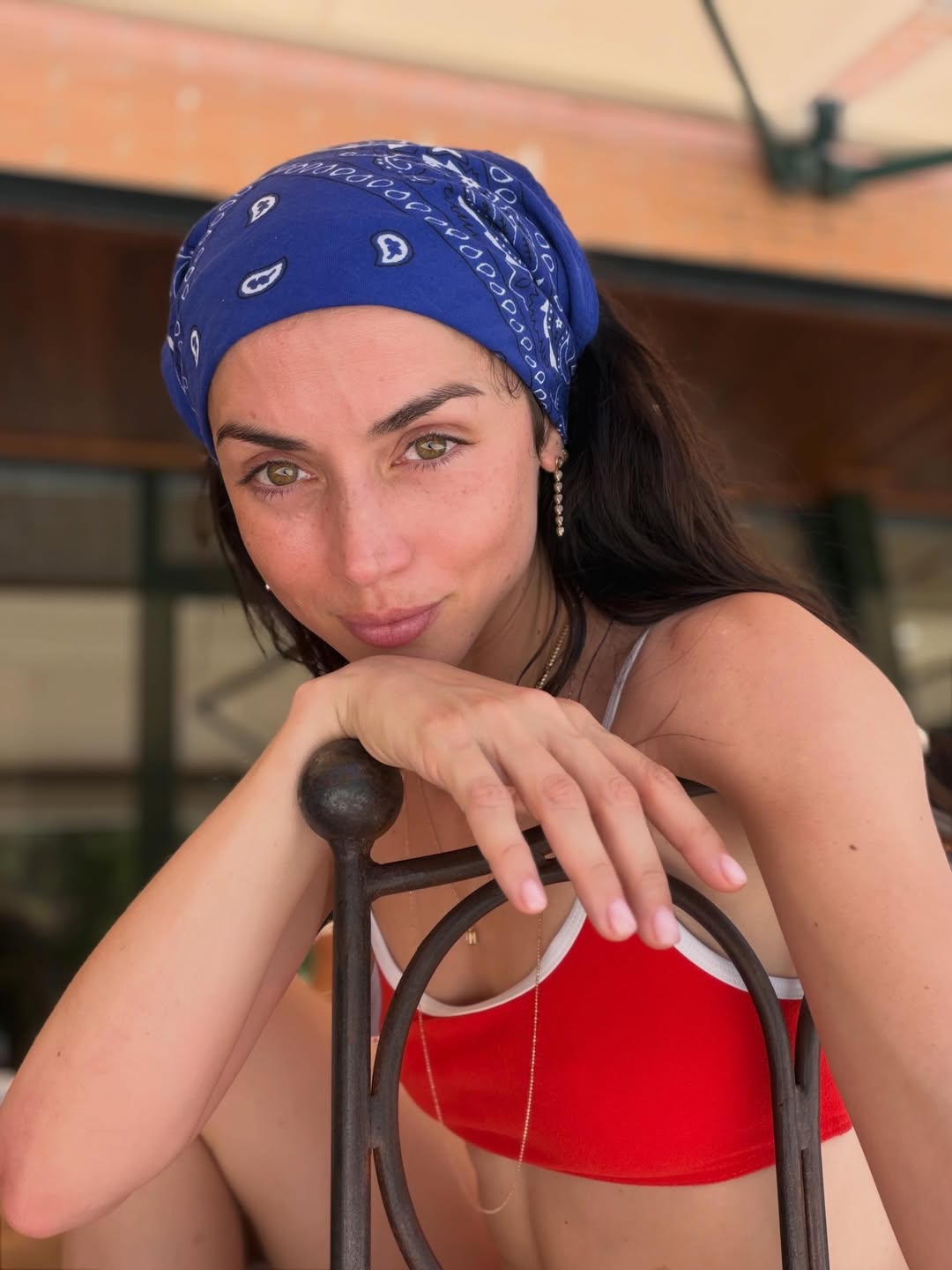 Ana de Armas zeigt, wie sie den Sommer mit Freunden verbringt