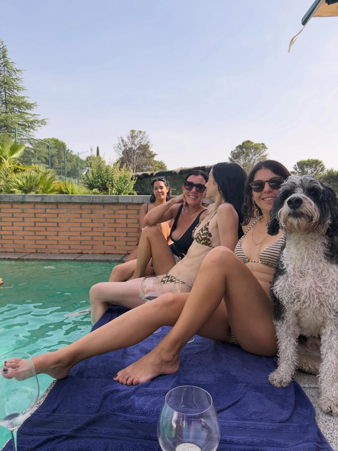 Ana de Armas zeigt, wie sie den Sommer mit Freunden verbringt