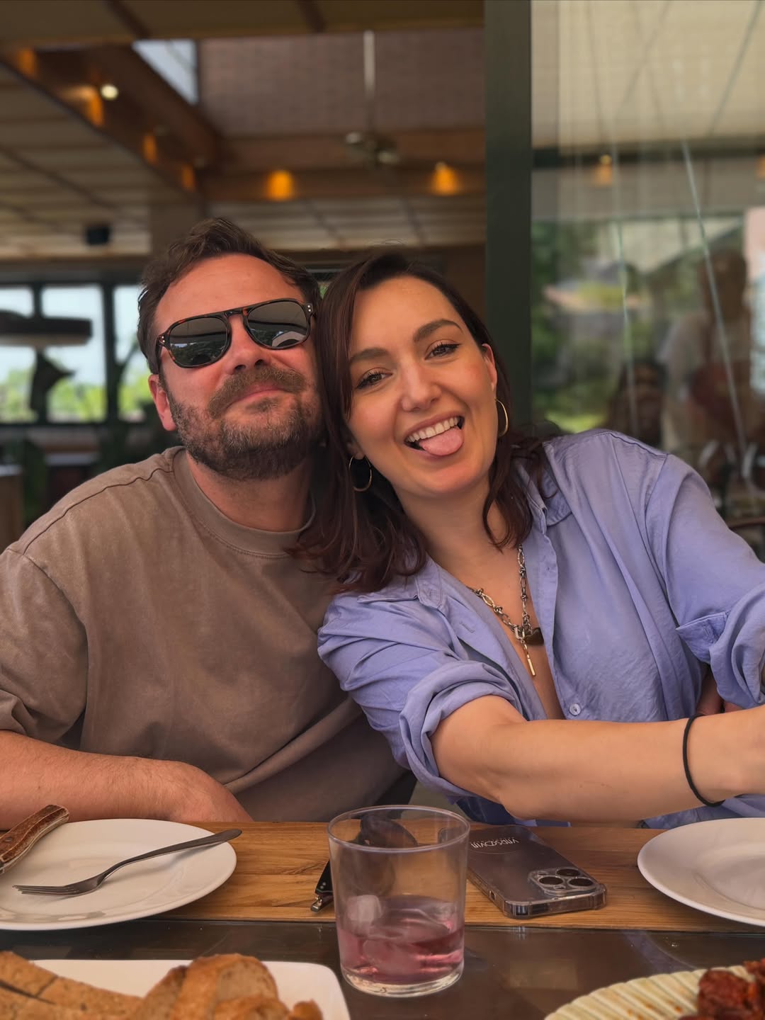 Ana de Armas zeigt, wie sie den Sommer mit Freunden verbringt