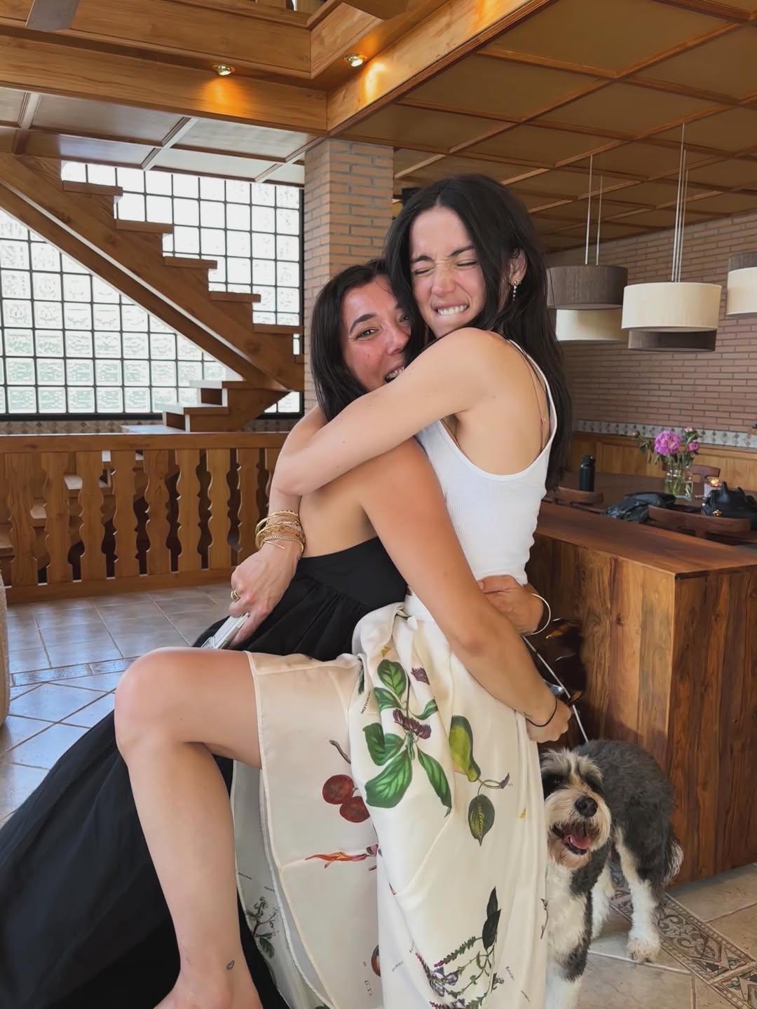 Ana de Armas zeigt, wie sie den Sommer mit Freunden verbringt