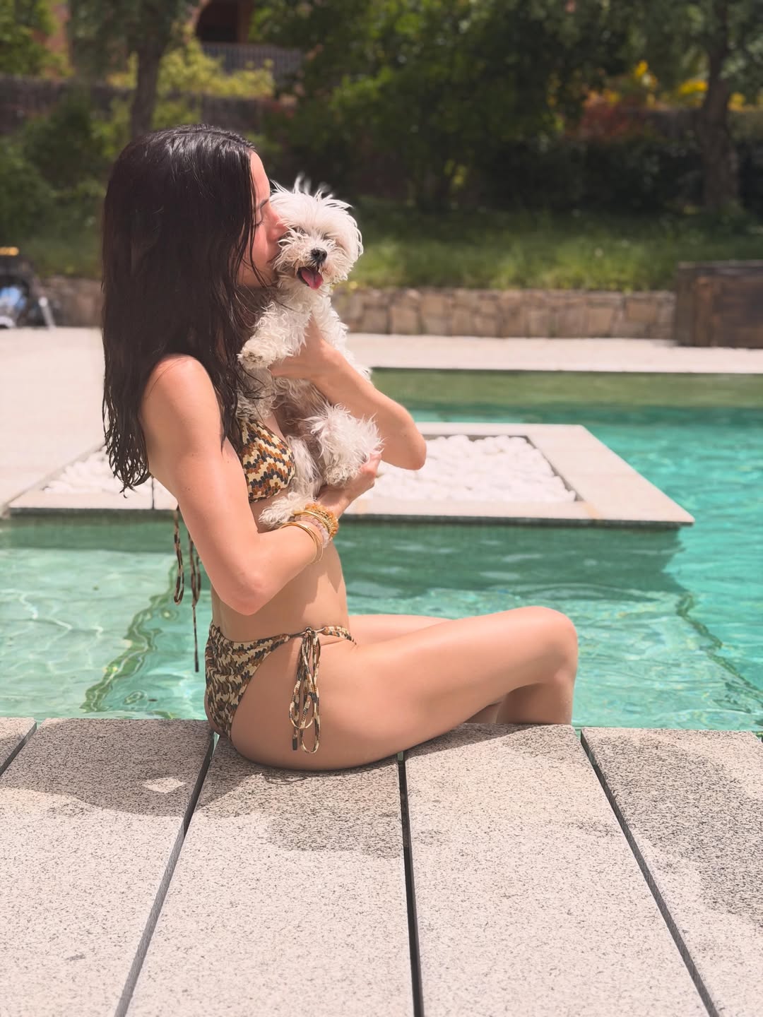 Ana de Armas zeigt, wie sie den Sommer mit Freunden verbringt
