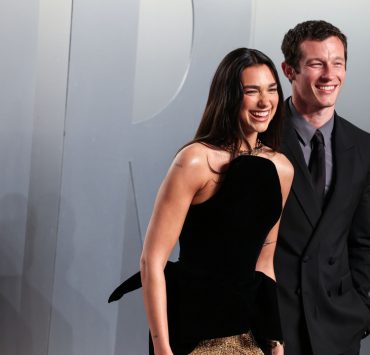 Dua Lipa hat geheiratet: wir betrachten die Hochzeitsfotos und den Look der S&auml;ngerin