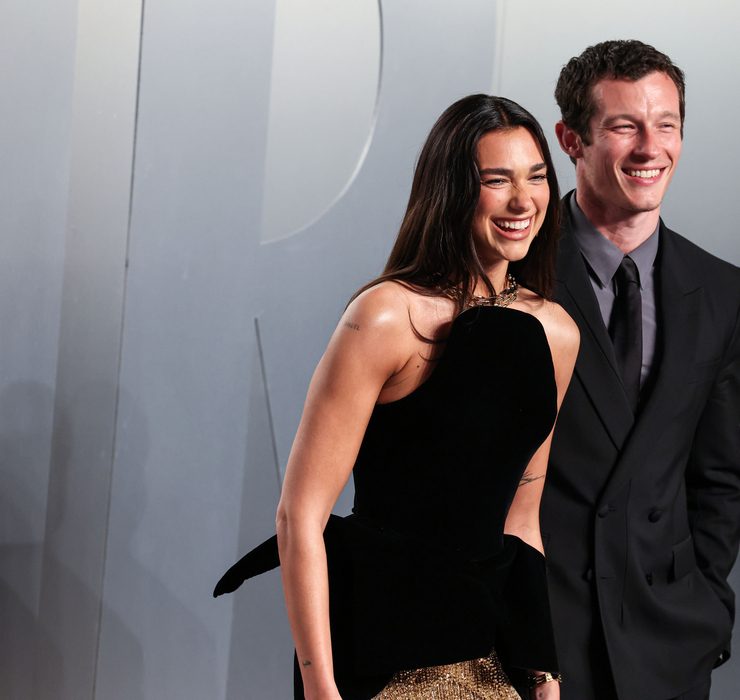 Dua Lipa hat geheiratet: wir betrachten die Hochzeitsfotos und den Look der S&auml;ngerin