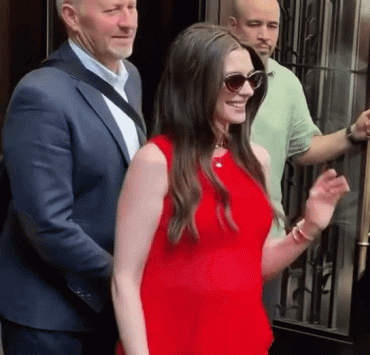 Anne Hathaway zeigt sich erstmals nach der Bekanntgabe ihrer Schwangerschaft in der Öffentlichkeit