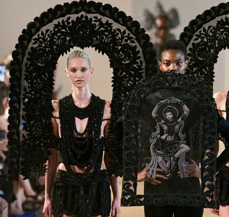 Von Tempeln inspirierte Kleider: Rahul Mishra pr&auml;sentiert die Haute-Couture-Kollektion &laquo;Devi: The Eternal Muse&raquo;