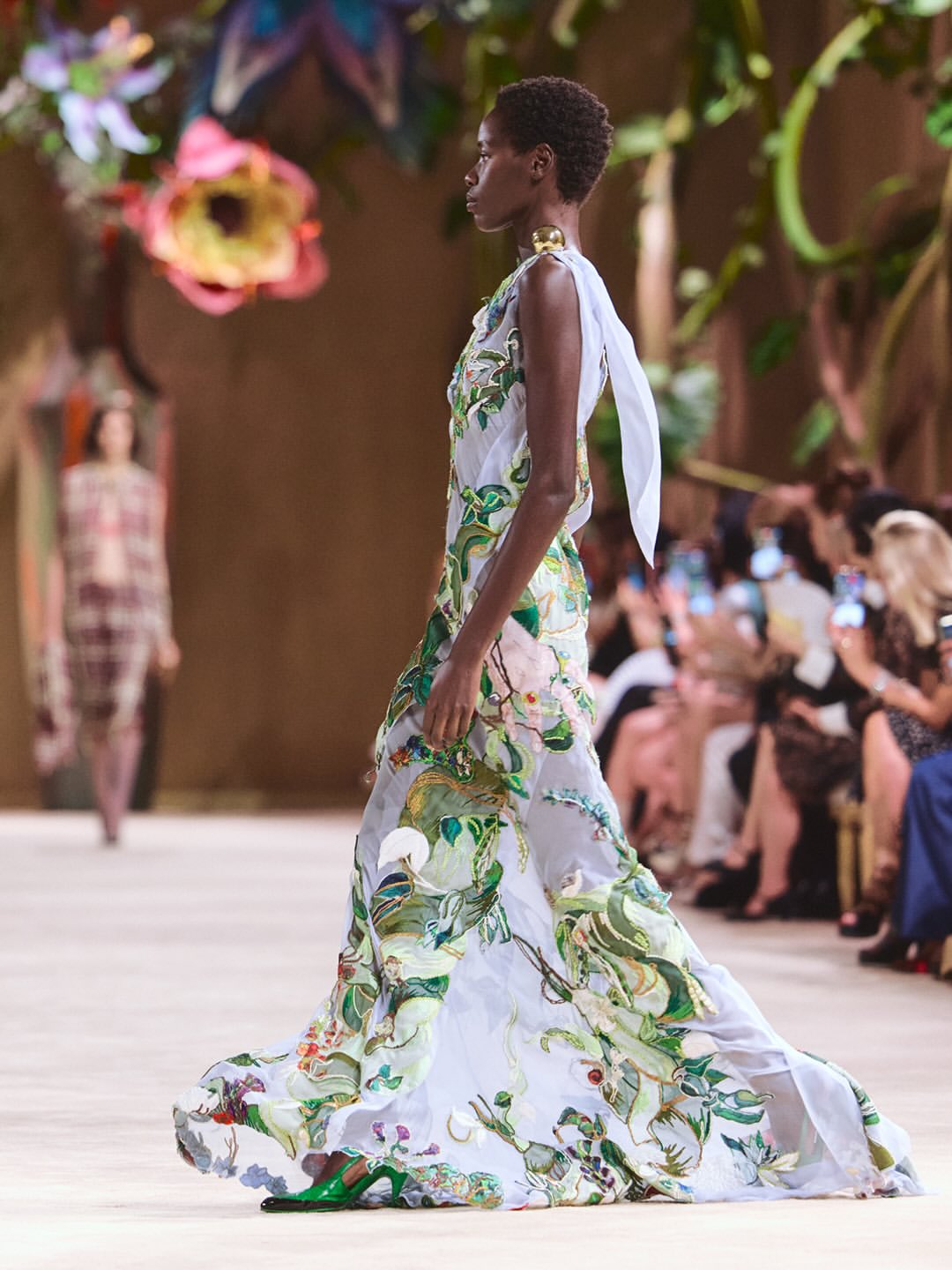 M&auml;rchenhafter Garten und die Archive von Chanel: Matthieu Blazy pr&auml;sentiert neue Haute-Couture-Kollektion