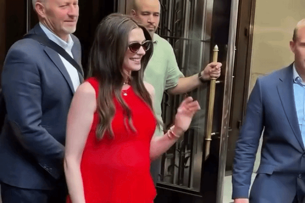 Anne Hathaway zeigt sich erstmals nach der Bekanntgabe ihrer Schwangerschaft in der Öffentlichkeit