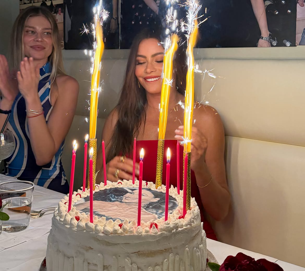Sof&iacute;a Vergara zeigt, wie sie ihren 54. Geburtstag gefeiert hat