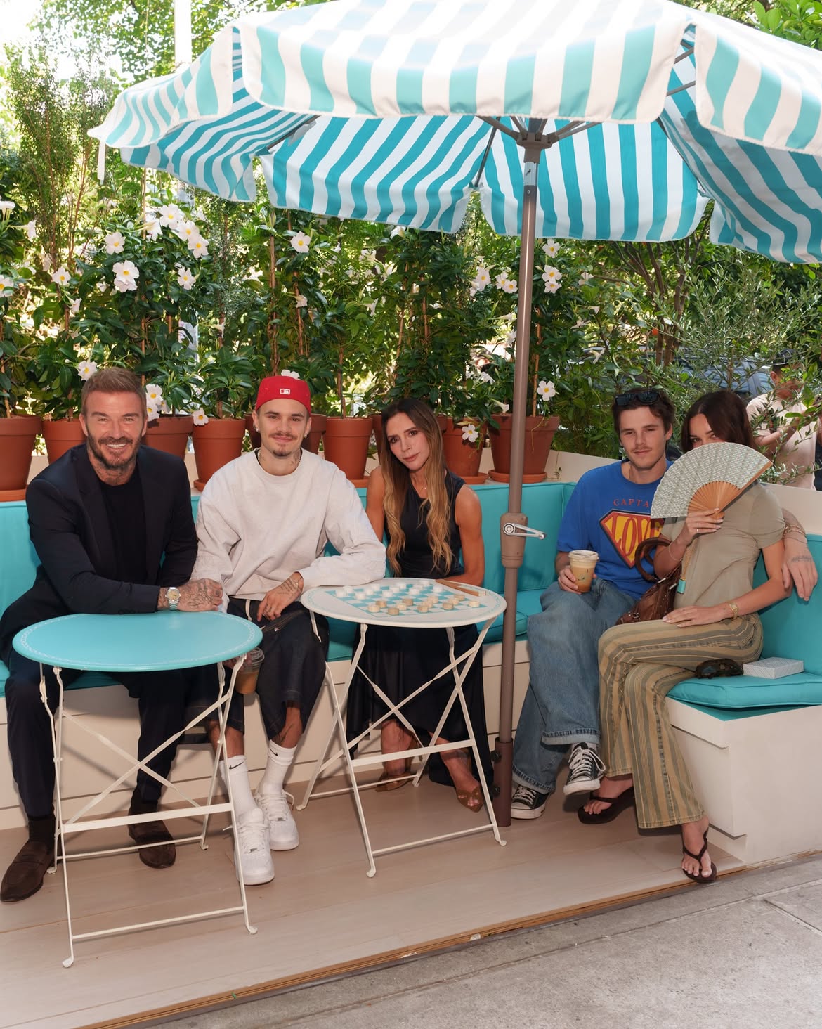 Victoria Beckham eröffnet Pop-up, inspiriert von ihrem Duft Portofino ’97