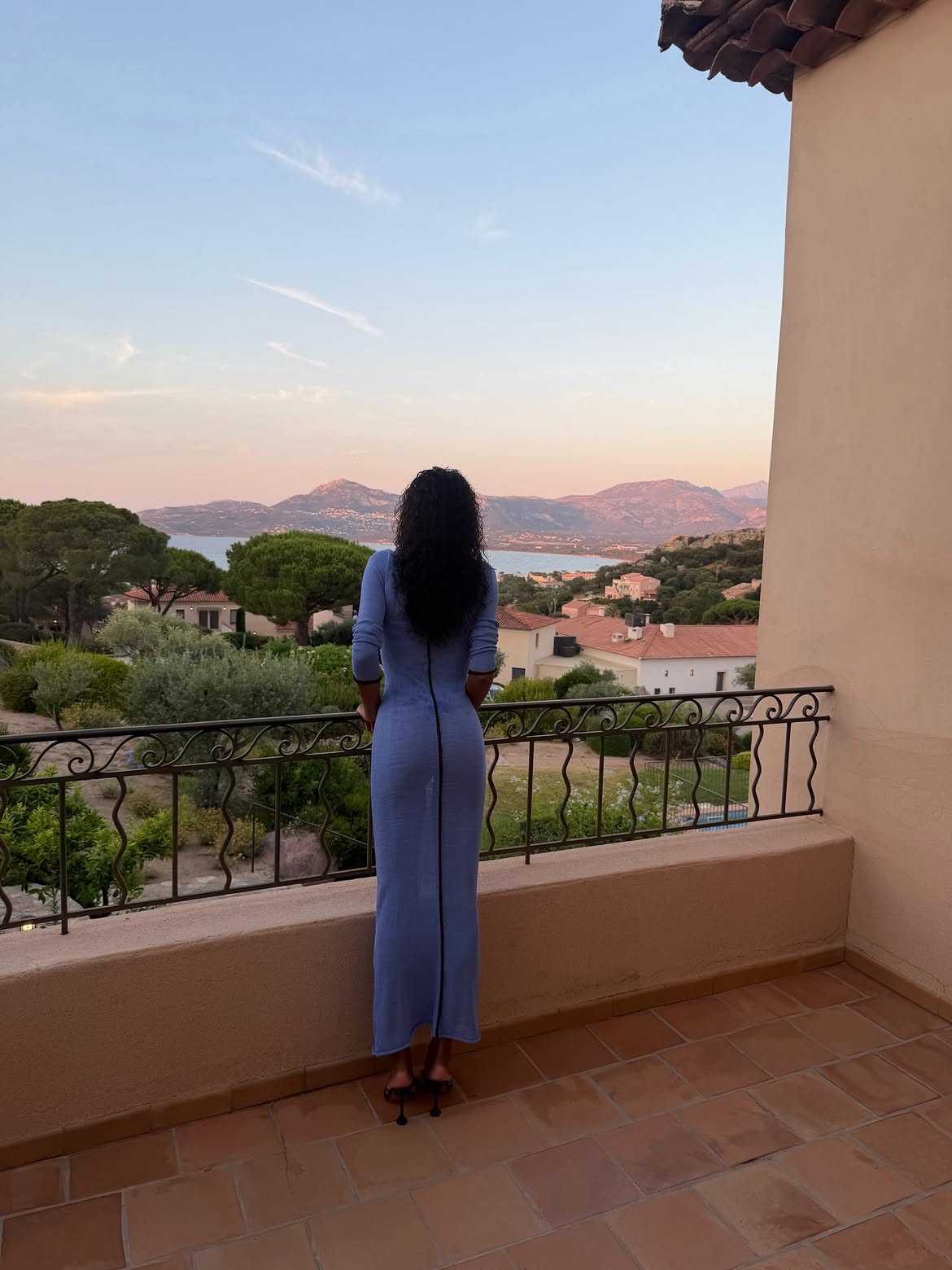 Tina Kunakey zeigt, wie sie ihren Sommerurlaub auf Korsika verbringt