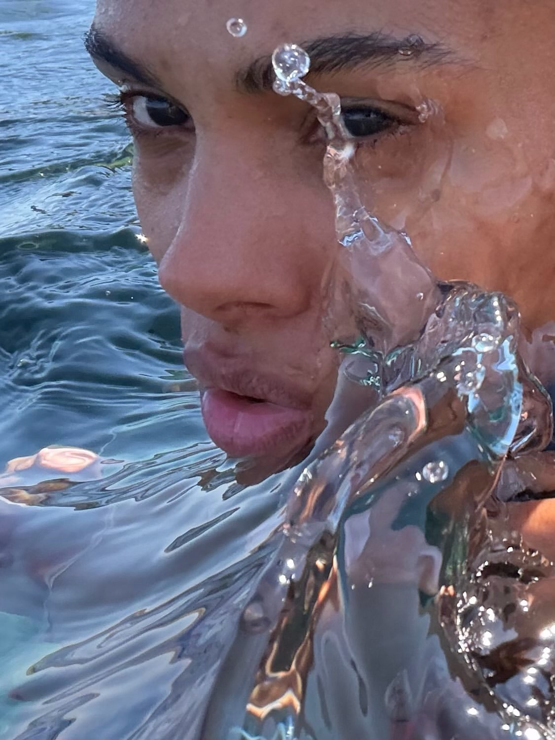 Tina Kunakey zeigt, wie sie ihren Sommerurlaub auf Korsika verbringt