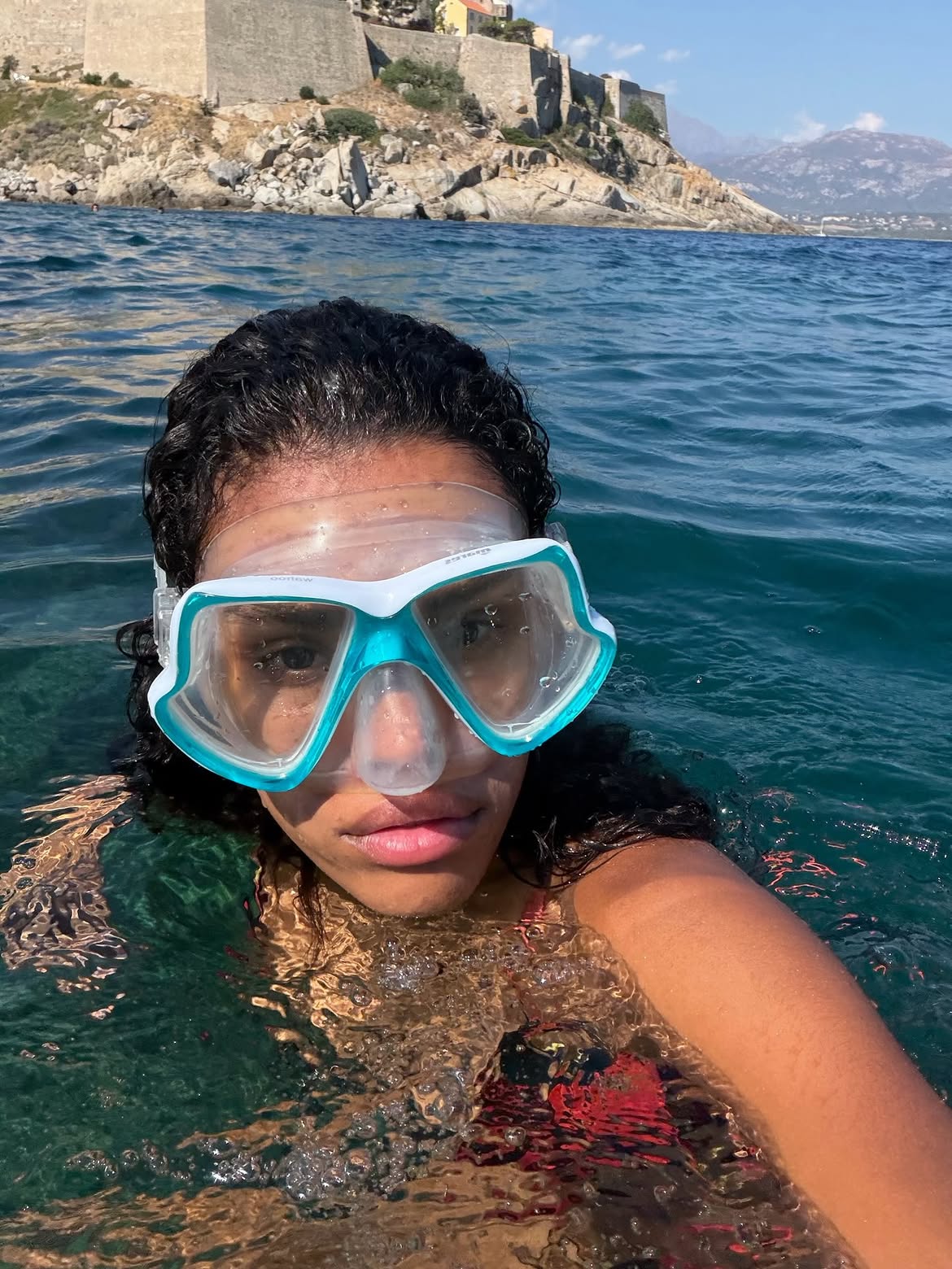Tina Kunakey zeigt, wie sie ihren Sommerurlaub auf Korsika verbringt