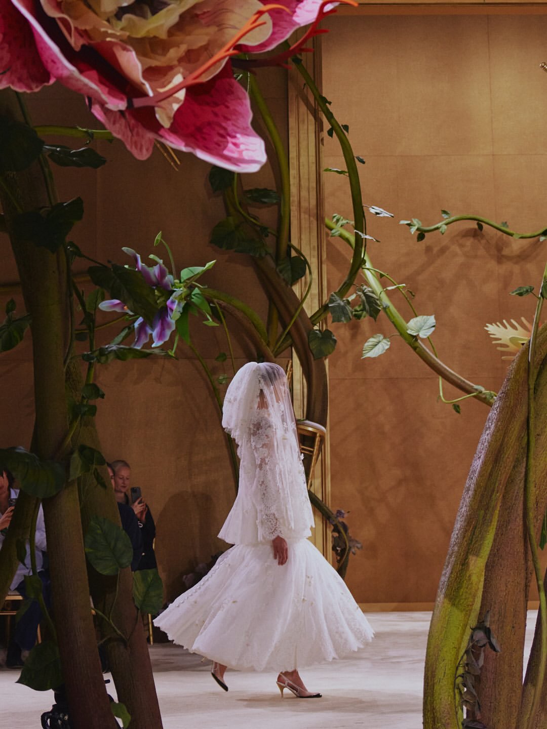 M&auml;rchenhafter Garten und die Archive von Chanel: Matthieu Blazy pr&auml;sentiert neue Haute-Couture-Kollektion