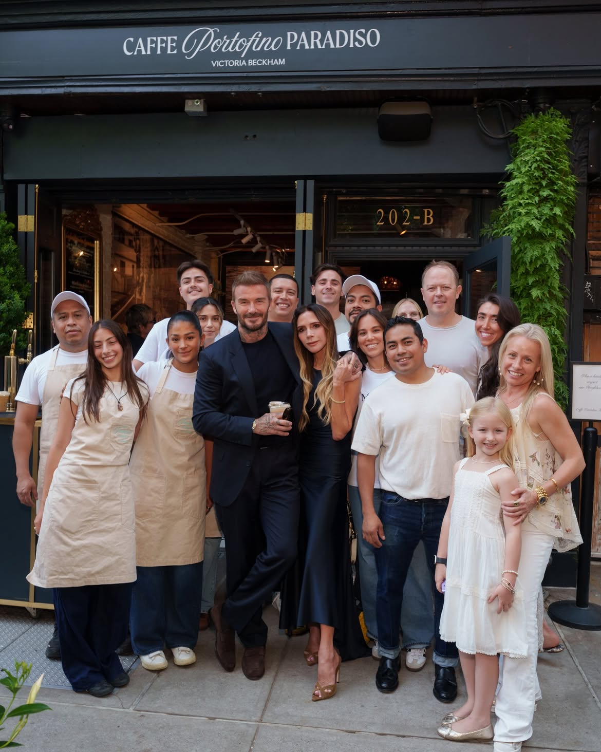 Victoria Beckham eröffnet Pop-up, inspiriert von ihrem Duft Portofino ’97