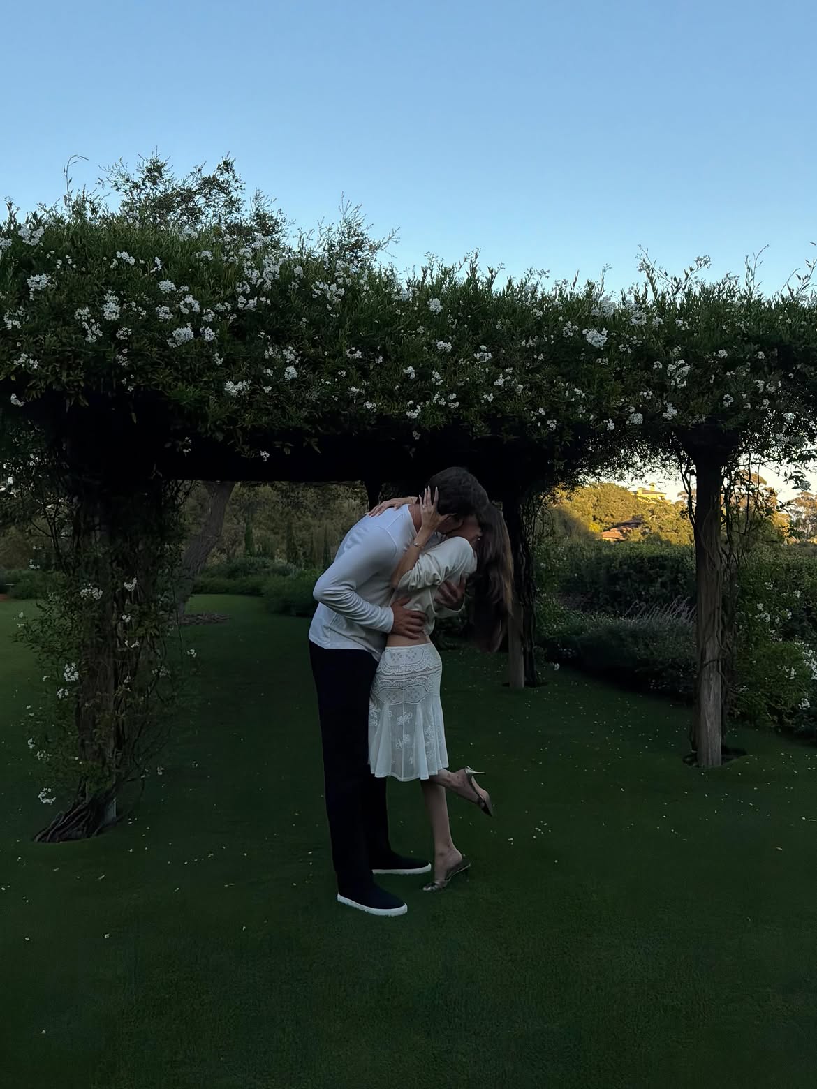 Madison Beer hat ihre Verlobung mit NFL-Star Justin Herbert bekannt gegeben