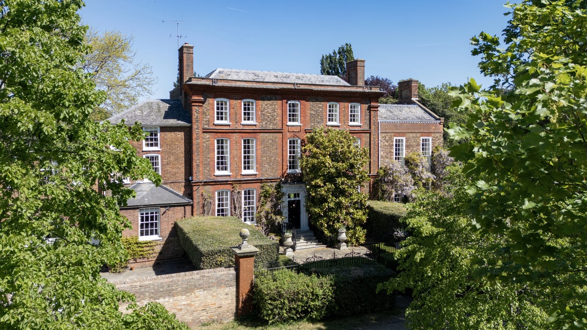 Princess Diana’s former weekend retreat listed for $33.4 million