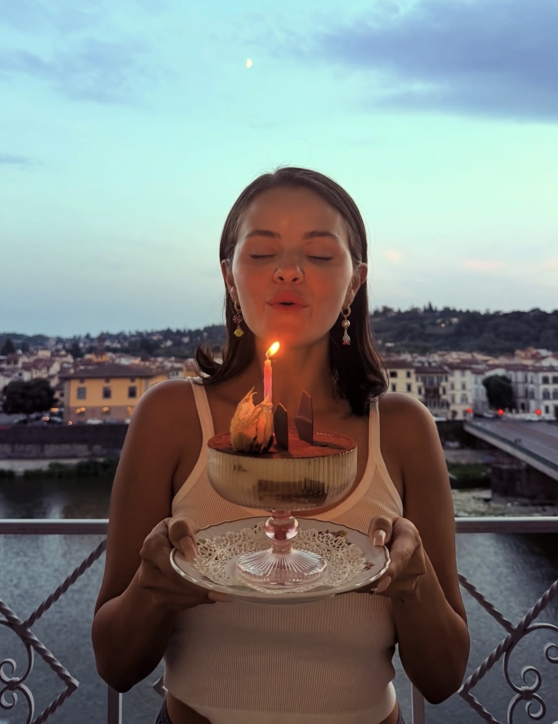 Selena Gomez zeigt, wie sie ihren 34. Geburtstag gefeiert hat