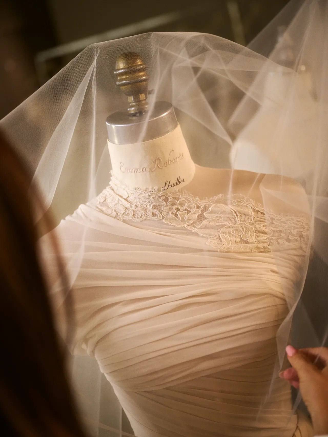 Emma Roberts hat geheiratet: Wir werfen einen Blick auf das Brautkleid der Schauspielerin