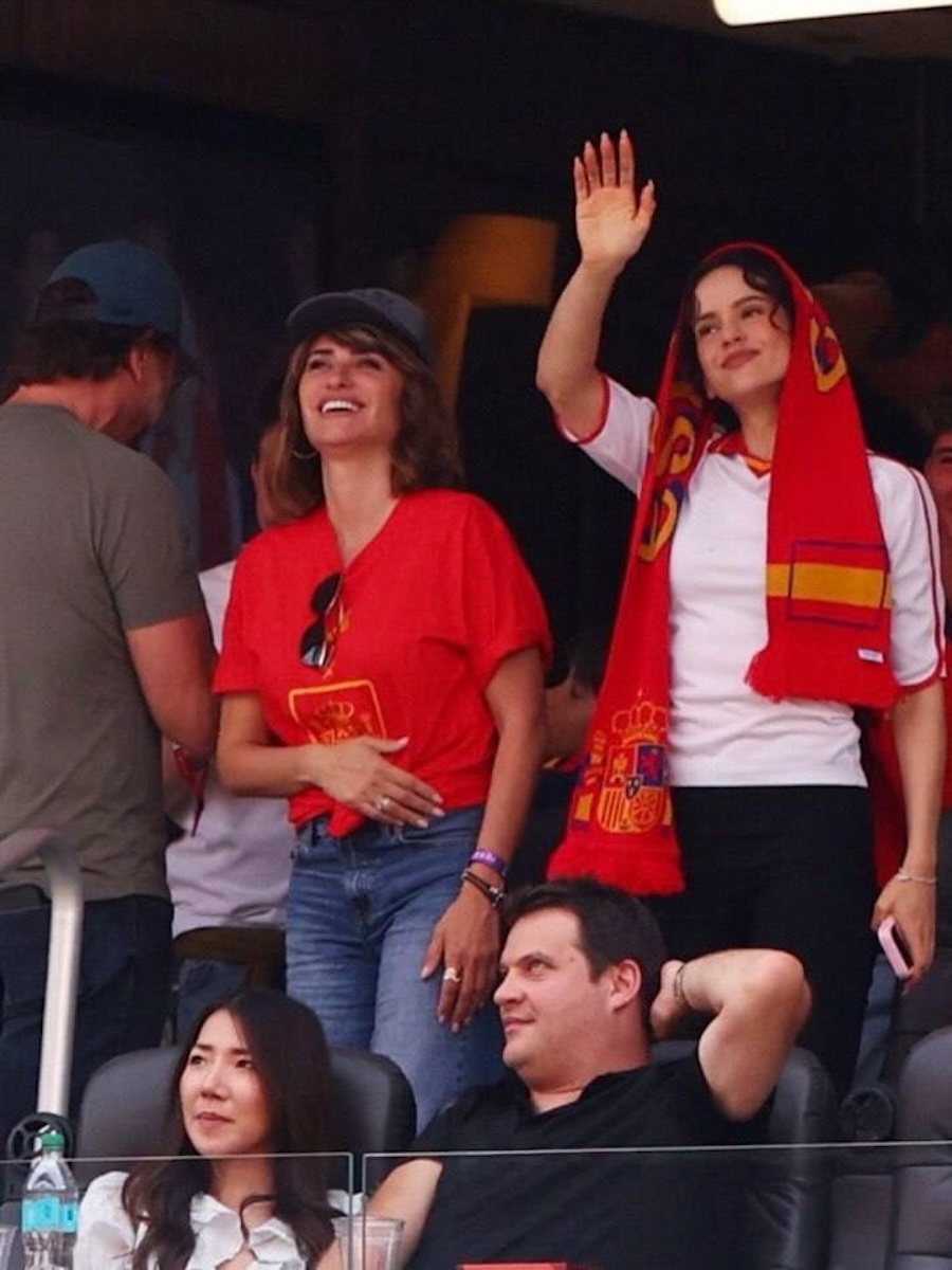 Leidenschaftliche Fans: Penélope Cruz und Rosalía gemeinsam beim Fußballspiel