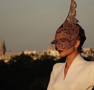 Zendaya in Vintage-Givenchy und einem Turm-Hut bei der Premiere von &laquo;Die Odyssee&raquo;