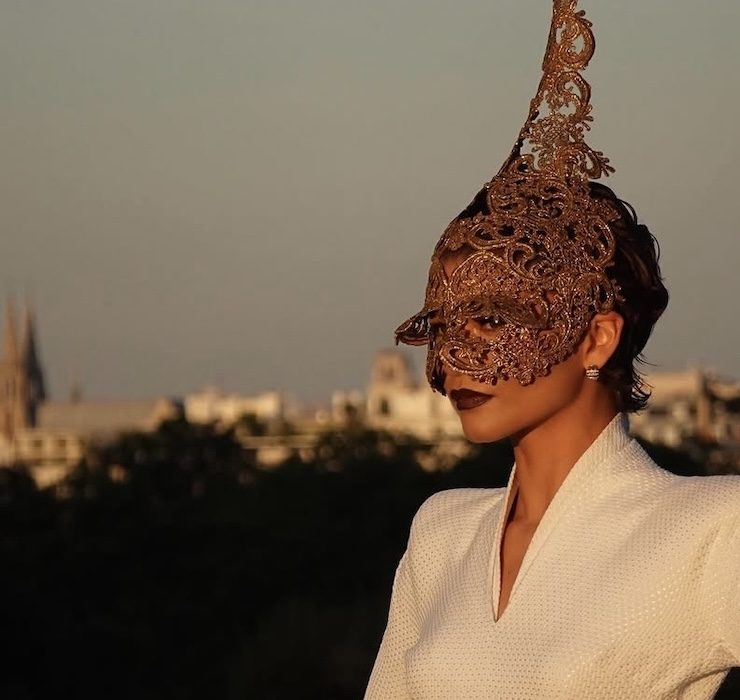 Zendaya in vintage Givenchy and a Tower-inspired hat at the premiere of &laquo;The Odyssey&raquo;