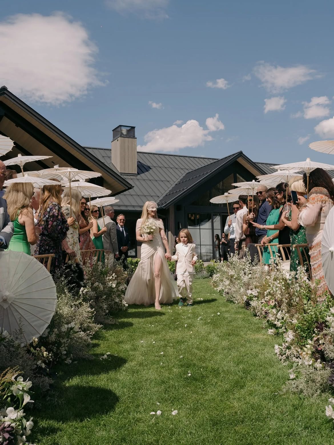 Emma Roberts zeigt neue Fotos von ihrer Hochzeit