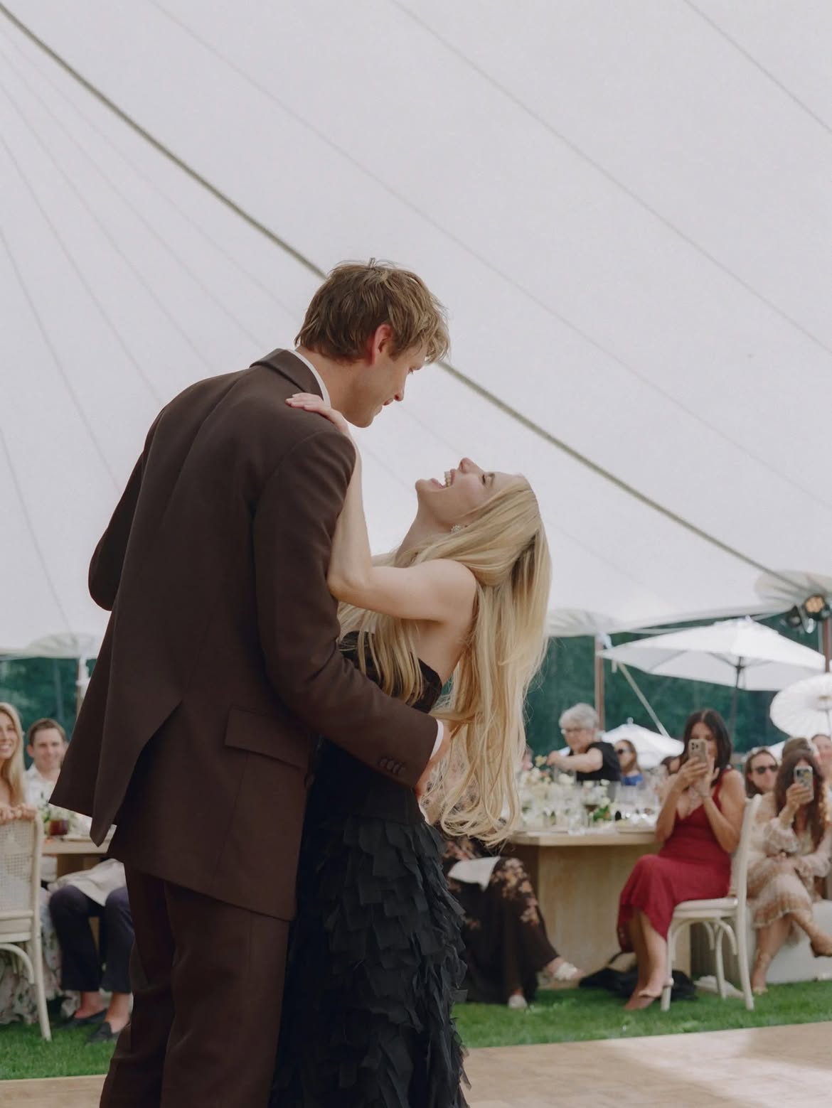 Emma Roberts zeigt neue Fotos von ihrer Hochzeit
