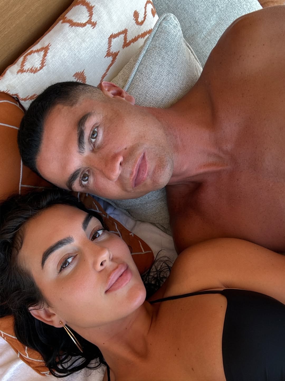 Cristiano Ronaldo und Georgina Rodríguez haben geheiratet: das erste Foto von der Hochzeit