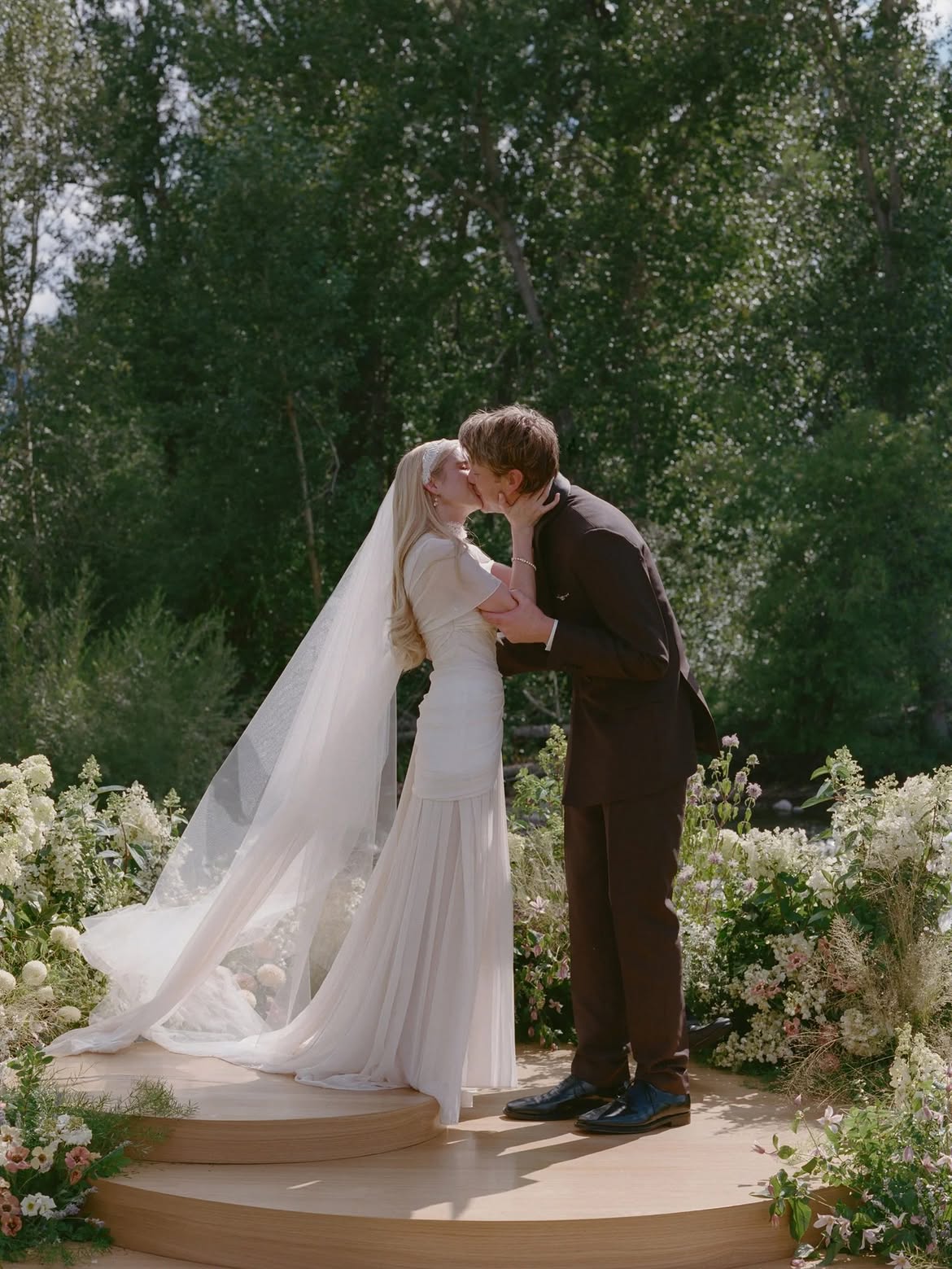 Emma Roberts zeigt neue Fotos von ihrer Hochzeit