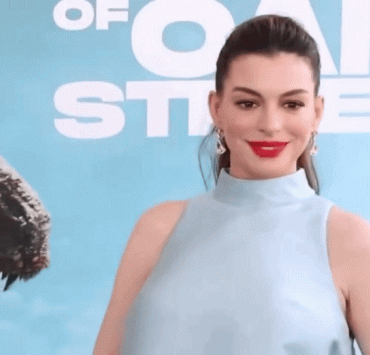 High fashion meets everyday style: Anne Hathaway at &laquo;The End of Oak Street&raquo; premiere