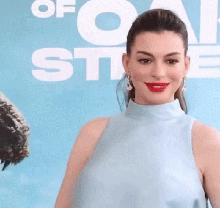 High Fashion trifft auf Alltag: Anne Hathaway bei der Premiere von «The End of Oak Street»