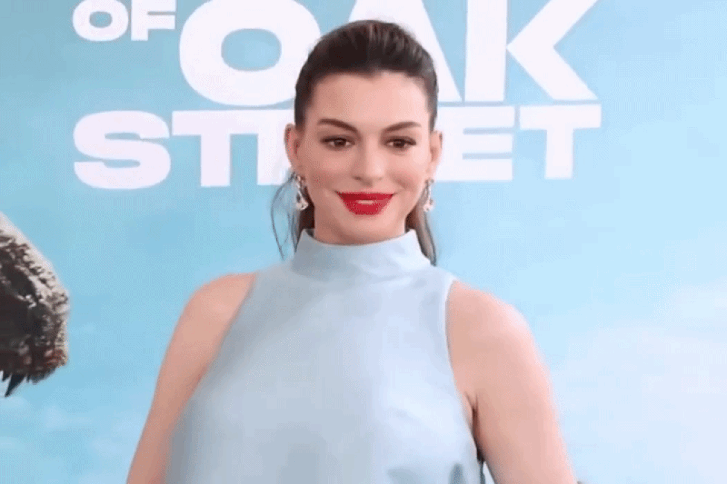 High fashion meets everyday style: Anne Hathaway at «The End of Oak Street» premiere