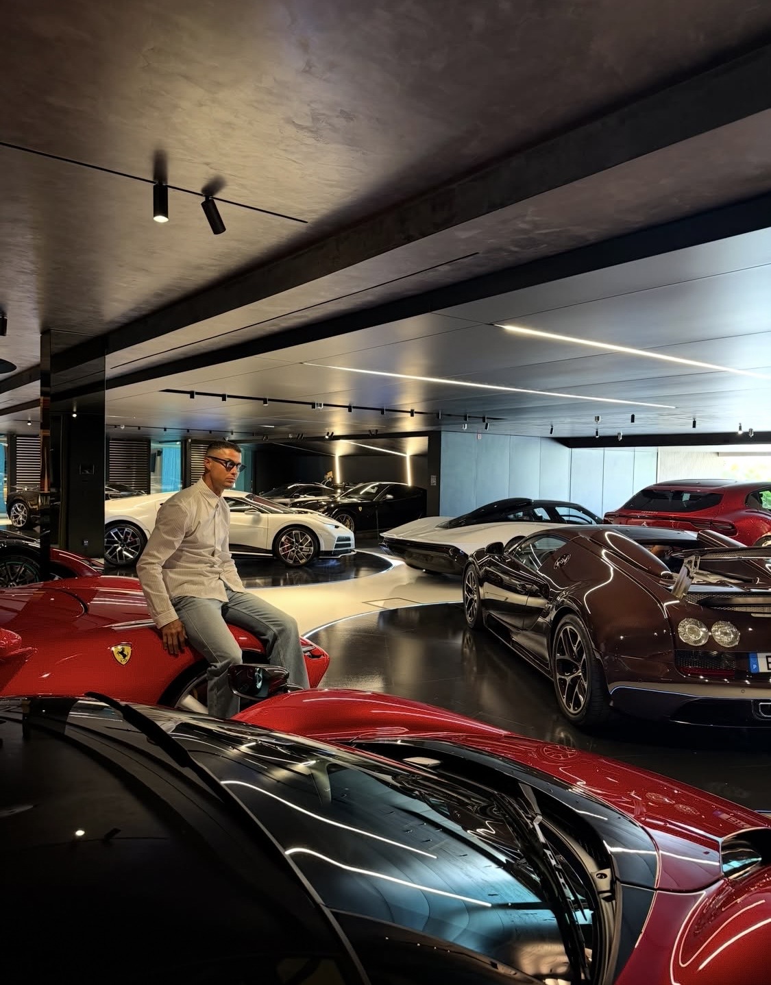 Ferrari, Bugatti und mehr — Cristiano Ronaldo zeigt seine luxuriöse Autosammlung