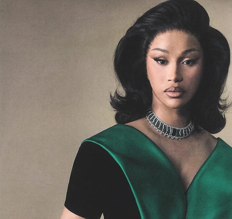 Statt Provokation — Stil der 60er: Die zurückhaltende Cardi B auf dem Cover eines Modemagazins