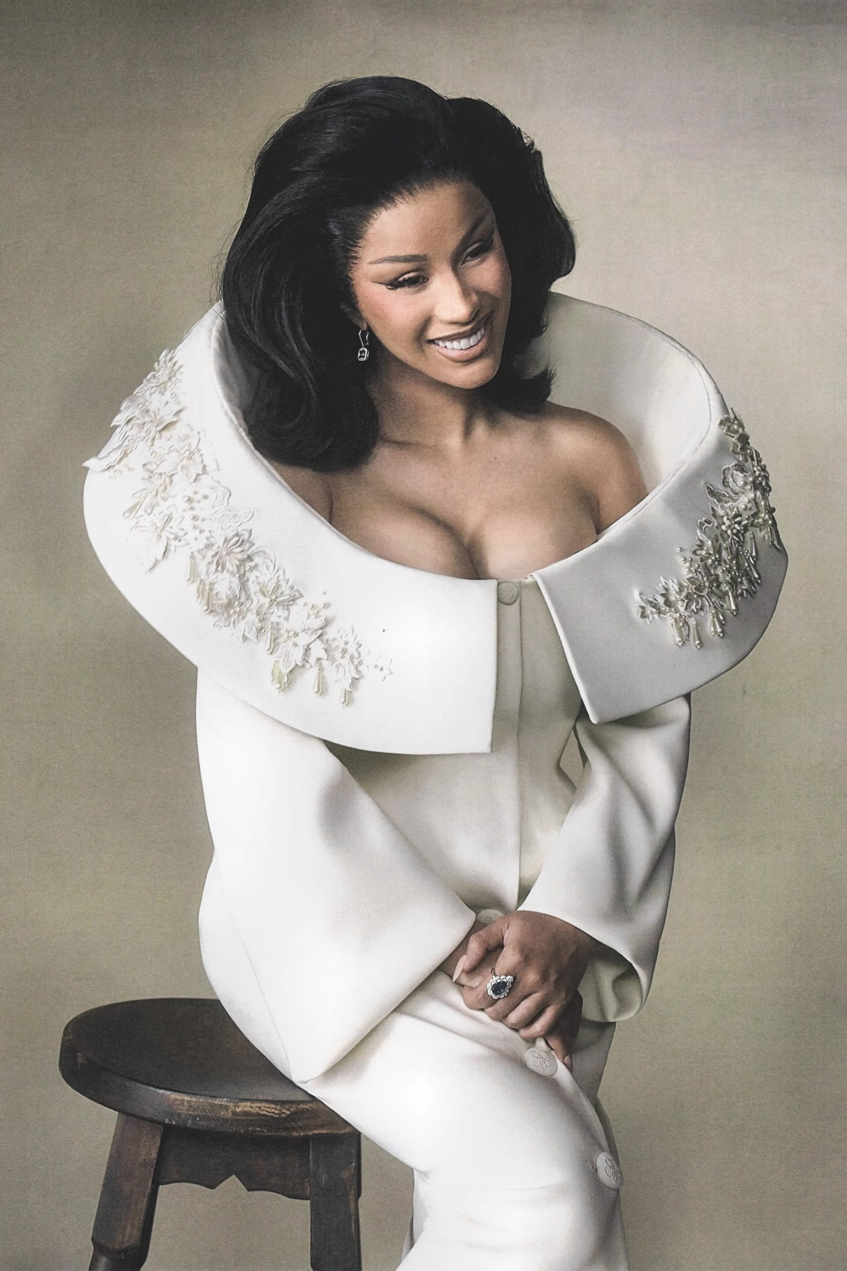 Statt Provokation — Stil der 60er: Die zurückhaltende Cardi B auf dem Cover eines Modemagazins