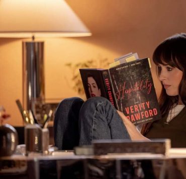 Dakota Johnson deckt im Trailer zu «Verity» die düsteren Geheimnisse von Anne Hathaway auf