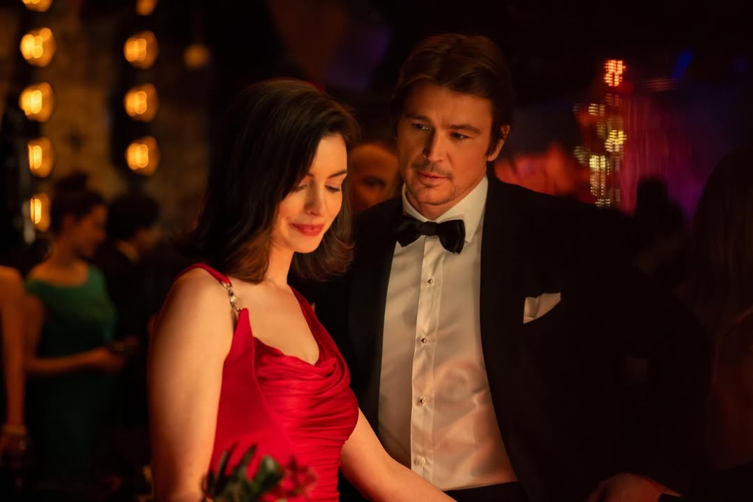 Dakota Johnson deckt im Trailer zu «Verity» die düsteren Geheimnisse von Anne Hathaway auf
