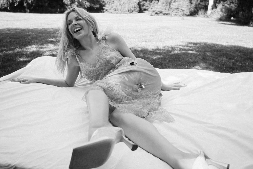 «Niemand strahlt die ganze Zeit»: Kylie Minogue über Ruhm, Musik und die Rückkehr nach Hause