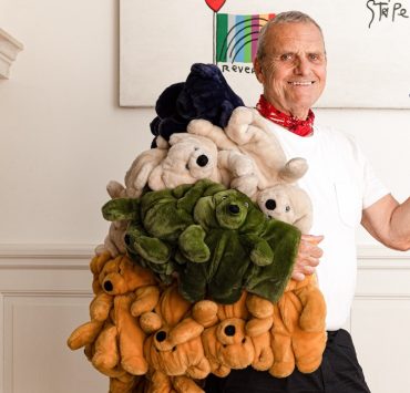 Barbie und Ken tragen den legendären Teddy-Mantel von Jean-Charles de Castelbajac