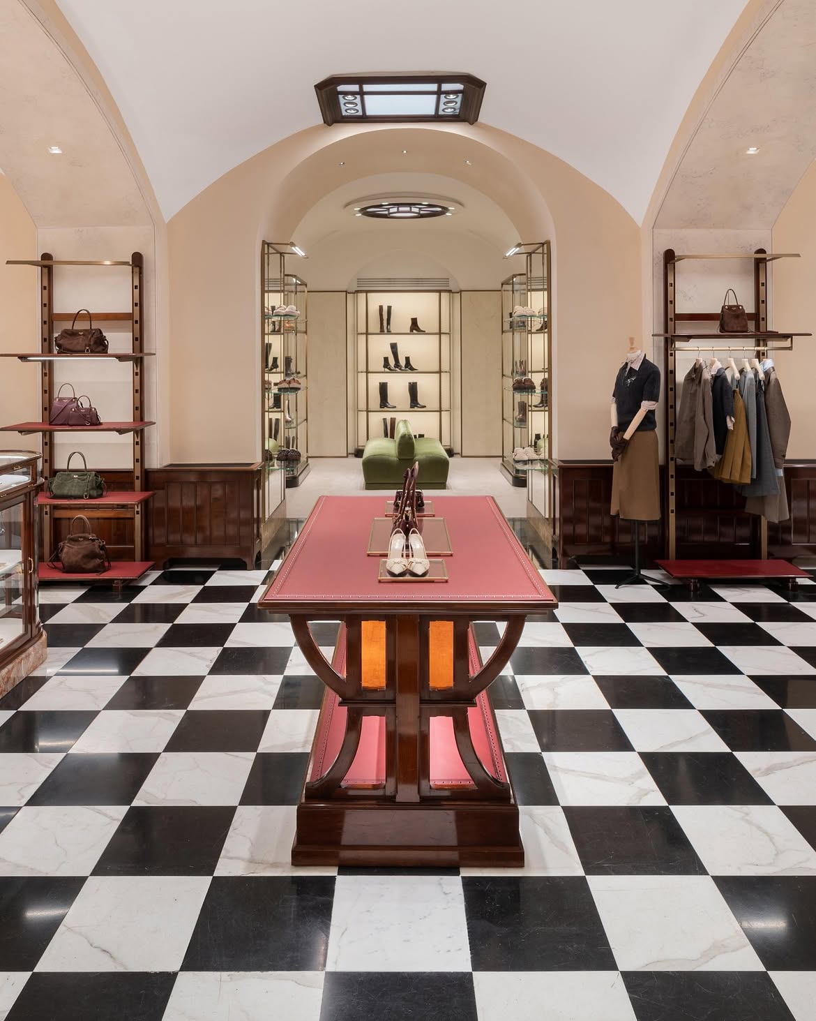 Die achtstöckige Prada Galleria in Mailand: Ein Blick in den neuen Raum der Marke