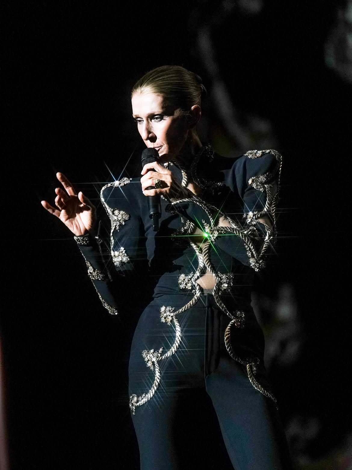 Celine Dions spektakuläres Bühnen-Comeback: Wir werfen einen Blick auf die Looks der Sängerin