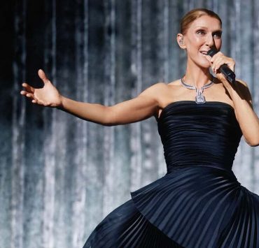 Celine Dions spektakuläres Bühnen-Comeback: Wir werfen einen Blick auf die Looks der Sängerin