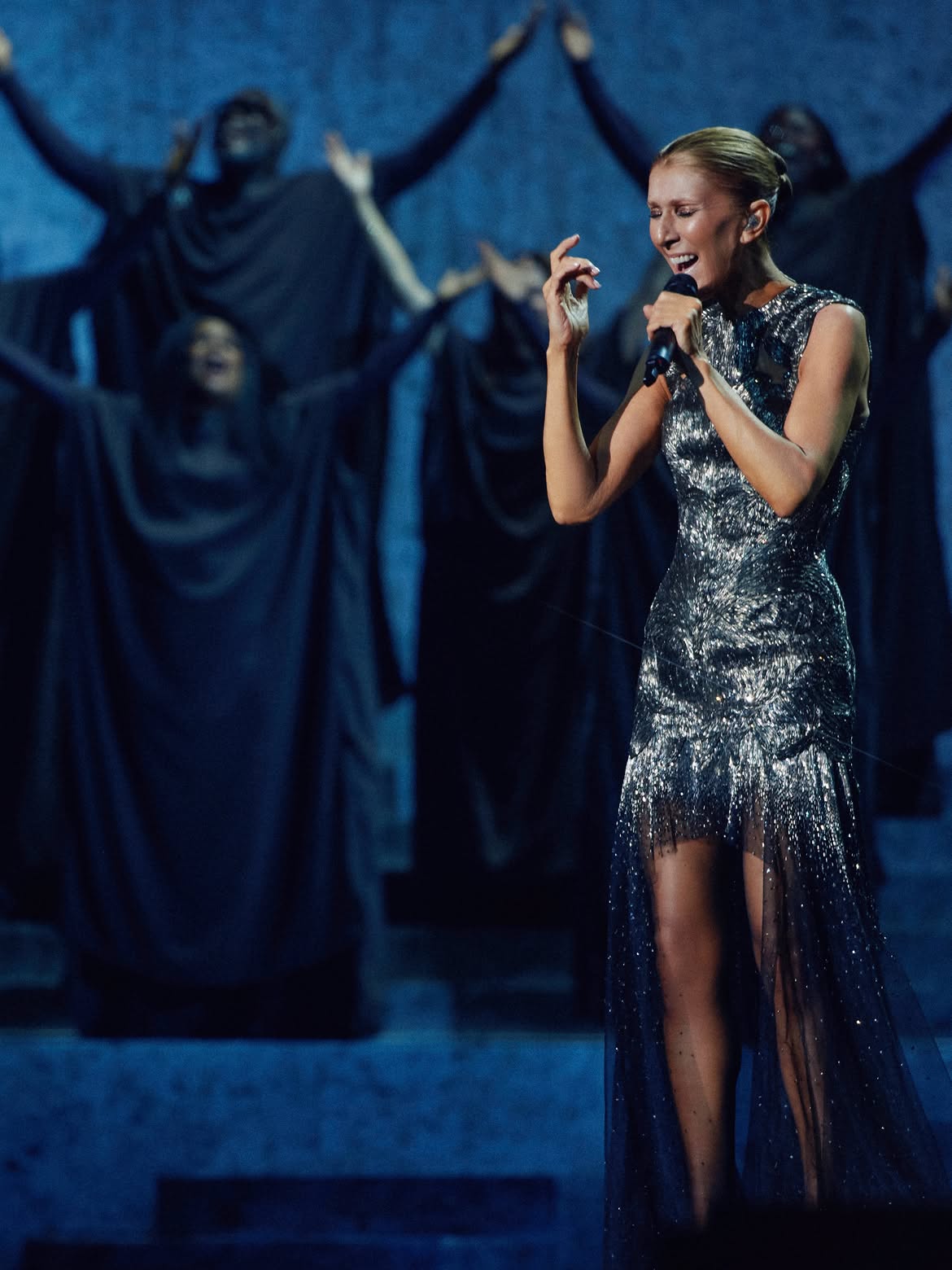 Celine Dions spektakuläres Bühnen-Comeback: Wir werfen einen Blick auf die Looks der Sängerin